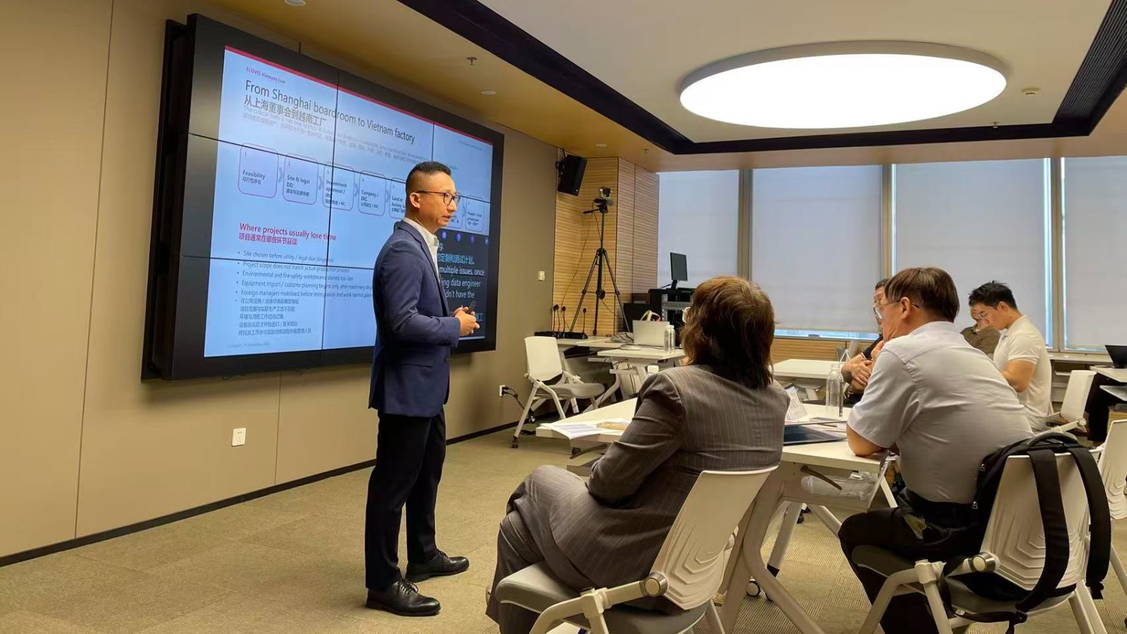 Attorney Vu Manh Quynh speaking on Vietnam semiconductor investment at the Qiushiyuan seminar in Shanghai