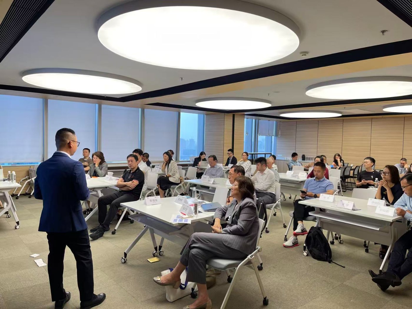 Attorney Vu Manh Quynh addressing semiconductor industry representatives during the Vietnam session in Shanghai
